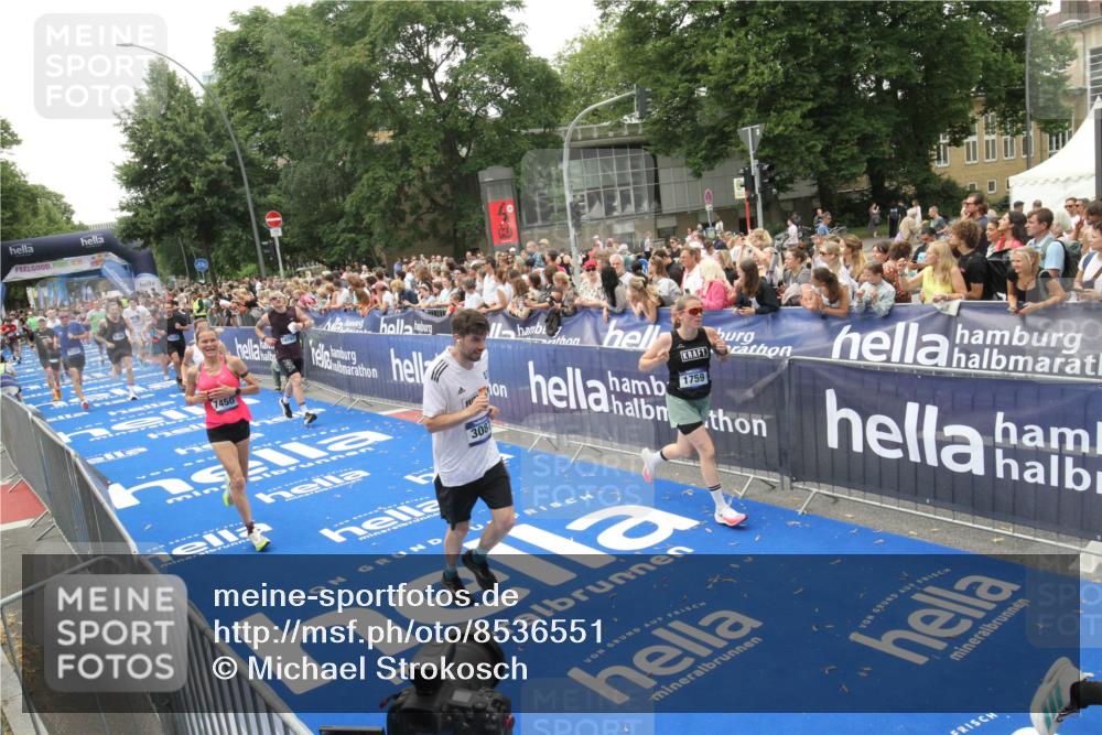 29.06.2025 - hella hamburg halbmarathon Michael Strokosch http://msf.ph/oto/8536551 29.06.2025 10:46:17 Ziel  meine-sportfotos.de