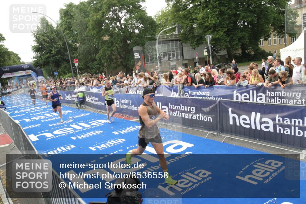 29.06.2025 - hella hamburg halbmarathon Michael Strokosch http://msf.ph/oto/8536558 29.06.2025 10:28:06 Ziel  meine-sportfotos.de