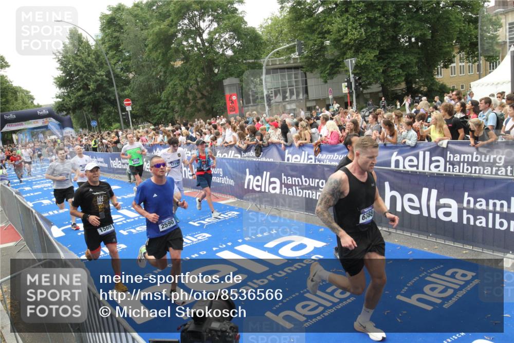 29.06.2025 - hella hamburg halbmarathon Michael Strokosch http://msf.ph/oto/8536566 29.06.2025 10:46:21 Ziel  meine-sportfotos.de