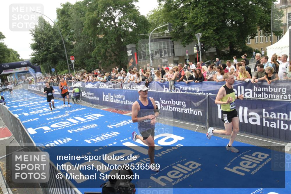 29.06.2025 - hella hamburg halbmarathon Michael Strokosch http://msf.ph/oto/8536569 29.06.2025 10:28:08 Ziel  meine-sportfotos.de