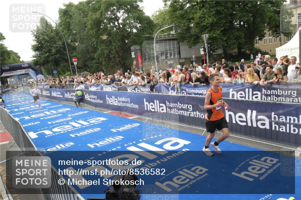 29.06.2025 - hella hamburg halbmarathon Michael Strokosch http://msf.ph/oto/8536582 29.06.2025 10:28:11 Ziel  meine-sportfotos.de