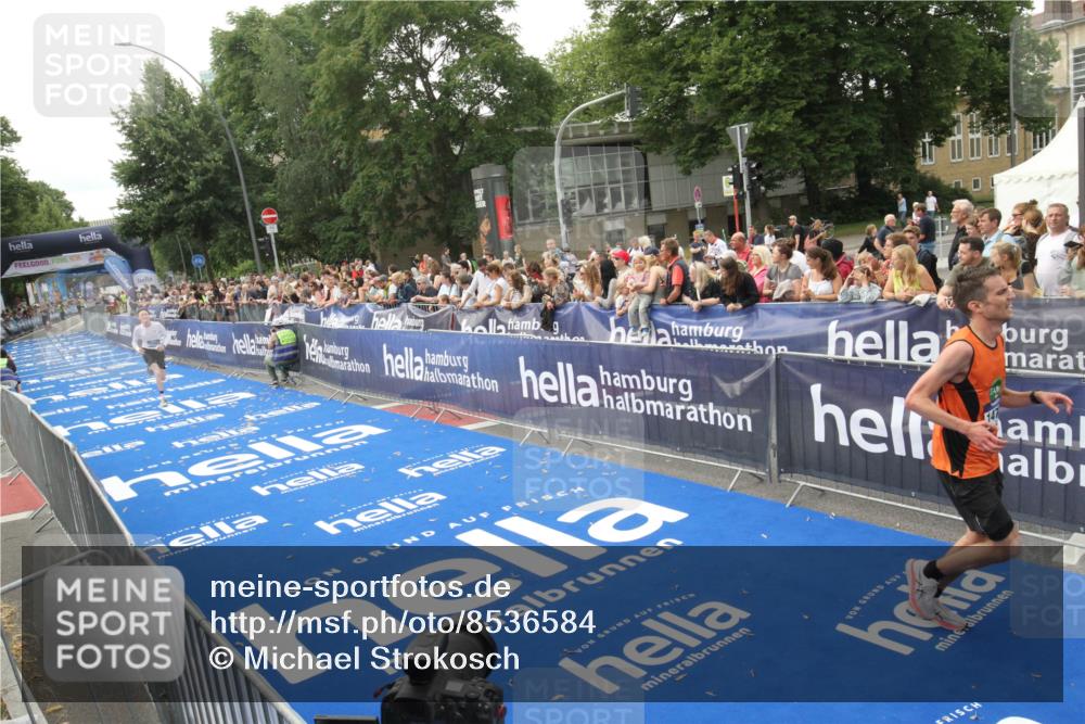 29.06.2025 - hella hamburg halbmarathon Michael Strokosch http://msf.ph/oto/8536584 29.06.2025 10:28:11 Ziel  meine-sportfotos.de