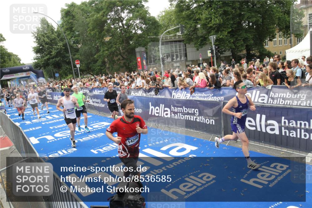 29.06.2025 - hella hamburg halbmarathon Michael Strokosch http://msf.ph/oto/8536585 29.06.2025 10:46:26 Ziel  meine-sportfotos.de