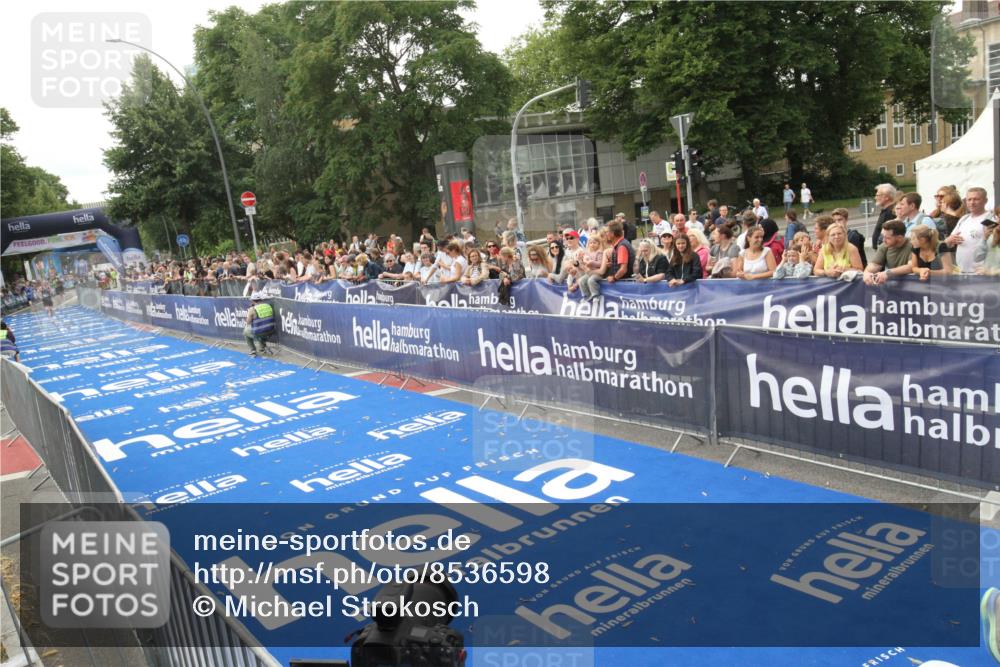 29.06.2025 - hella hamburg halbmarathon Michael Strokosch http://msf.ph/oto/8536598 29.06.2025 10:28:14 Ziel  meine-sportfotos.de
