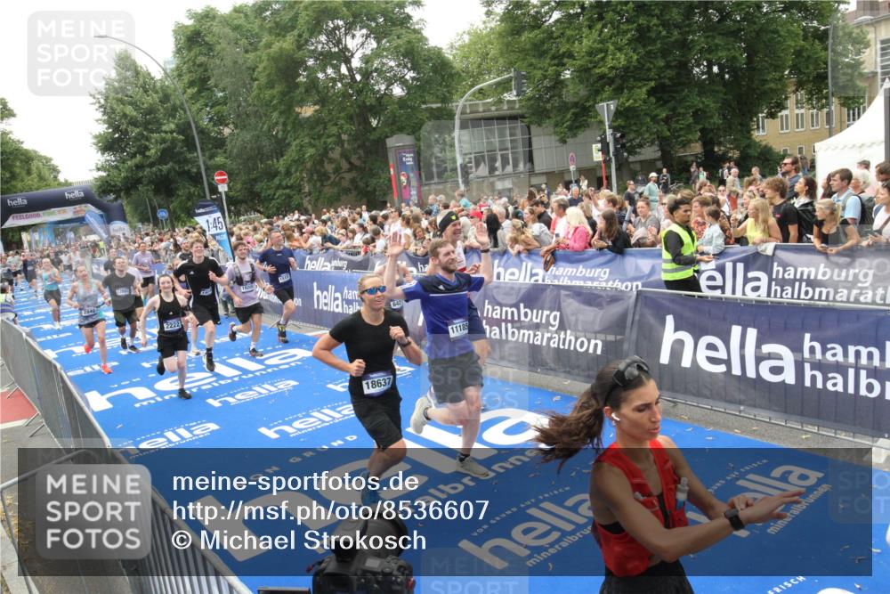 29.06.2025 - hella hamburg halbmarathon Michael Strokosch http://msf.ph/oto/8536607 29.06.2025 10:46:31 Ziel  meine-sportfotos.de