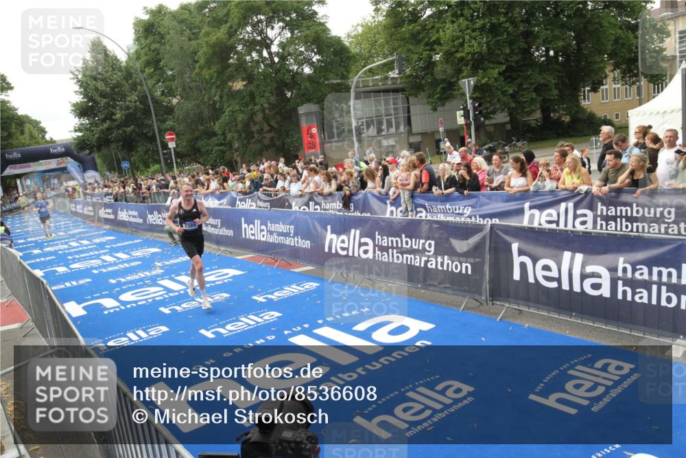 29.06.2025 - hella hamburg halbmarathon Michael Strokosch http://msf.ph/oto/8536608 29.06.2025 10:28:21 Ziel  meine-sportfotos.de