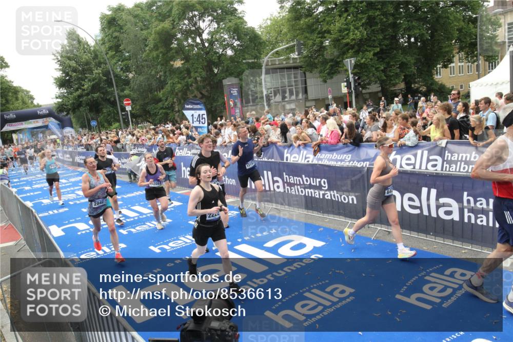 29.06.2025 - hella hamburg halbmarathon Michael Strokosch http://msf.ph/oto/8536613 29.06.2025 10:46:32 Ziel  meine-sportfotos.de