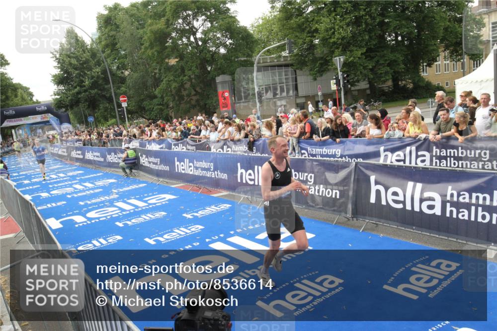 29.06.2025 - hella hamburg halbmarathon Michael Strokosch http://msf.ph/oto/8536614 29.06.2025 10:28:22 Ziel  meine-sportfotos.de
