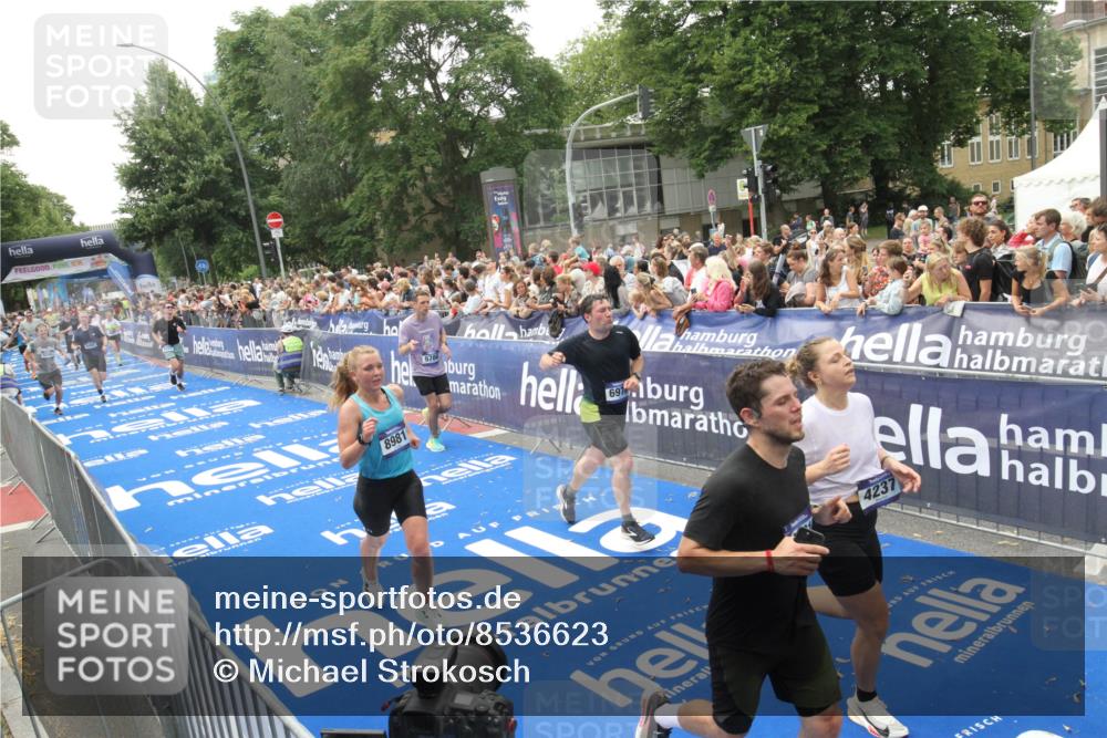 29.06.2025 - hella hamburg halbmarathon Michael Strokosch http://msf.ph/oto/8536623 29.06.2025 10:46:34 Ziel  meine-sportfotos.de
