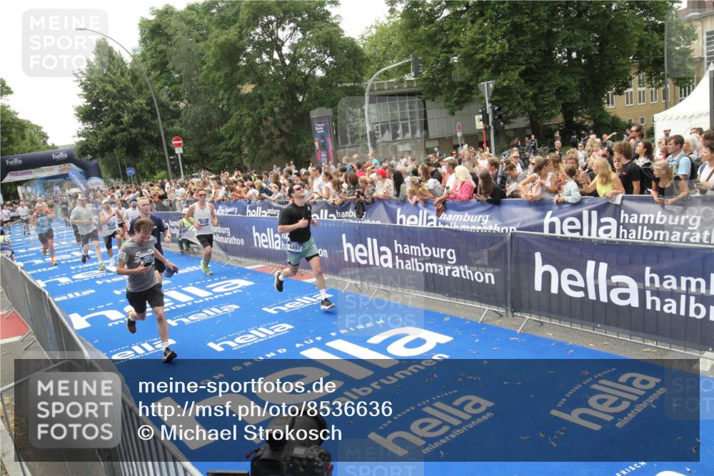 29.06.2025 - hella hamburg halbmarathon Michael Strokosch http://msf.ph/oto/8536636 29.06.2025 10:46:36 Ziel  meine-sportfotos.de