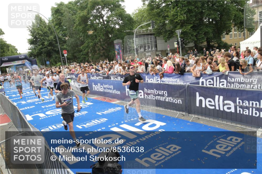 29.06.2025 - hella hamburg halbmarathon Michael Strokosch http://msf.ph/oto/8536638 29.06.2025 10:46:37 Ziel  meine-sportfotos.de