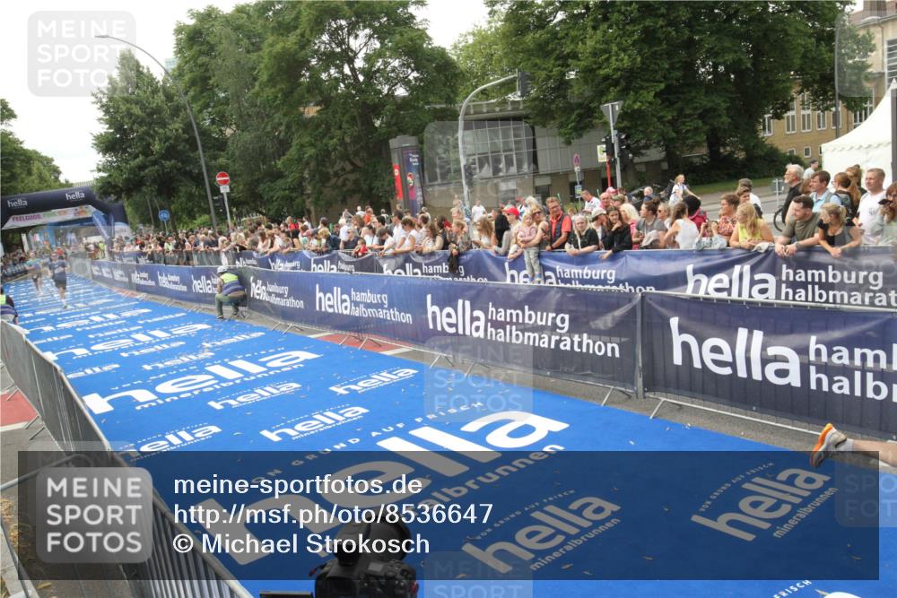29.06.2025 - hella hamburg halbmarathon Michael Strokosch http://msf.ph/oto/8536647 29.06.2025 10:28:30 Ziel  meine-sportfotos.de