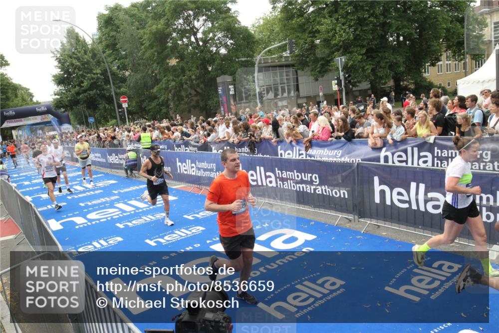 29.06.2025 - hella hamburg halbmarathon Michael Strokosch http://msf.ph/oto/8536659 29.06.2025 10:46:42 Ziel  meine-sportfotos.de