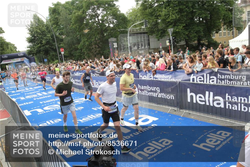 29.06.2025 - hella hamburg halbmarathon Michael Strokosch http://msf.ph/oto/8536671 29.06.2025 10:46:45 Ziel  meine-sportfotos.de