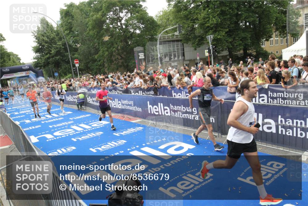 29.06.2025 - hella hamburg halbmarathon Michael Strokosch http://msf.ph/oto/8536679 29.06.2025 10:46:46 Ziel  meine-sportfotos.de