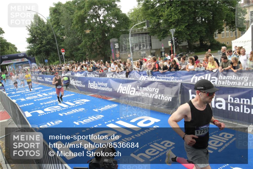 29.06.2025 - hella hamburg halbmarathon Michael Strokosch http://msf.ph/oto/8536684 29.06.2025 10:28:45 Ziel  meine-sportfotos.de