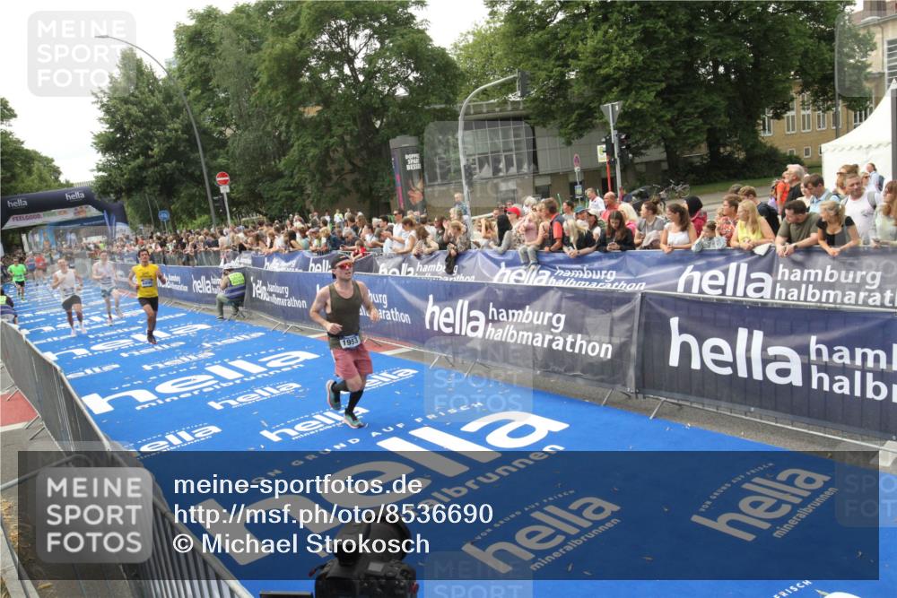 29.06.2025 - hella hamburg halbmarathon Michael Strokosch http://msf.ph/oto/8536690 29.06.2025 10:28:46 Ziel  meine-sportfotos.de