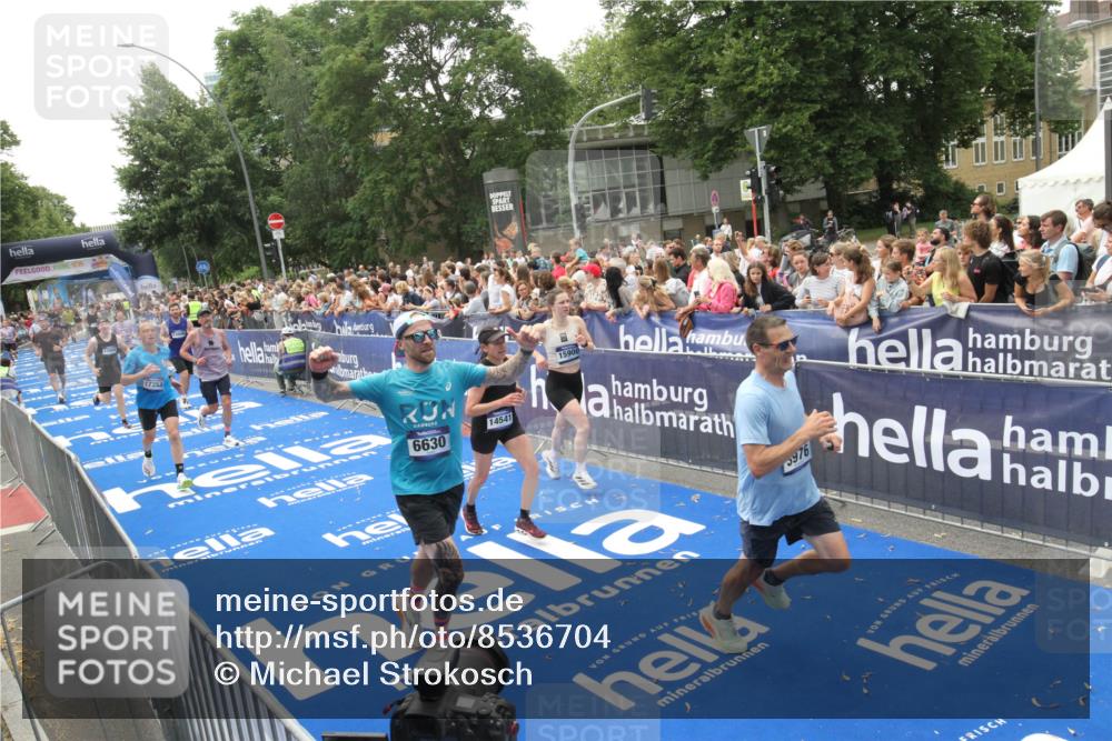 29.06.2025 - hella hamburg halbmarathon Michael Strokosch http://msf.ph/oto/8536704 29.06.2025 10:46:52 Ziel  meine-sportfotos.de