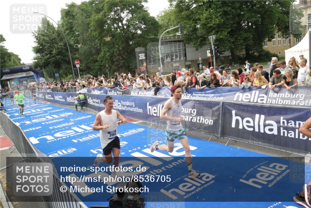 29.06.2025 - hella hamburg halbmarathon Michael Strokosch http://msf.ph/oto/8536705 29.06.2025 10:28:49 Ziel  meine-sportfotos.de