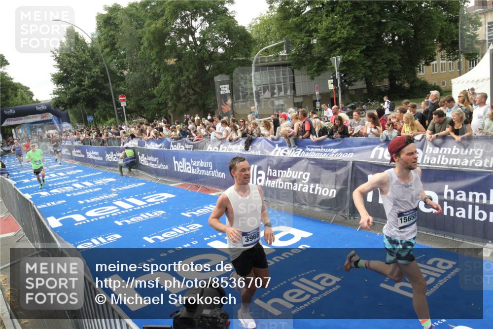 29.06.2025 - hella hamburg halbmarathon Michael Strokosch http://msf.ph/oto/8536707 29.06.2025 10:28:49 Ziel  meine-sportfotos.de
