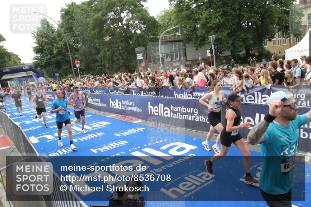 29.06.2025 - hella hamburg halbmarathon Michael Strokosch http://msf.ph/oto/8536708 29.06.2025 10:46:53 Ziel  meine-sportfotos.de