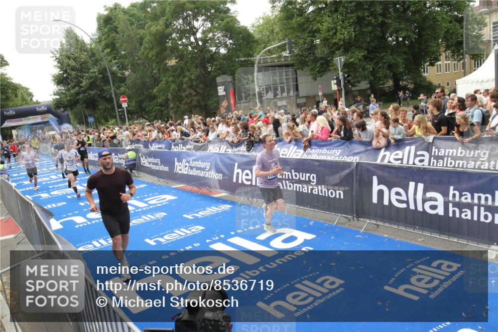 29.06.2025 - hella hamburg halbmarathon Michael Strokosch http://msf.ph/oto/8536719 29.06.2025 10:46:57 Ziel  meine-sportfotos.de
