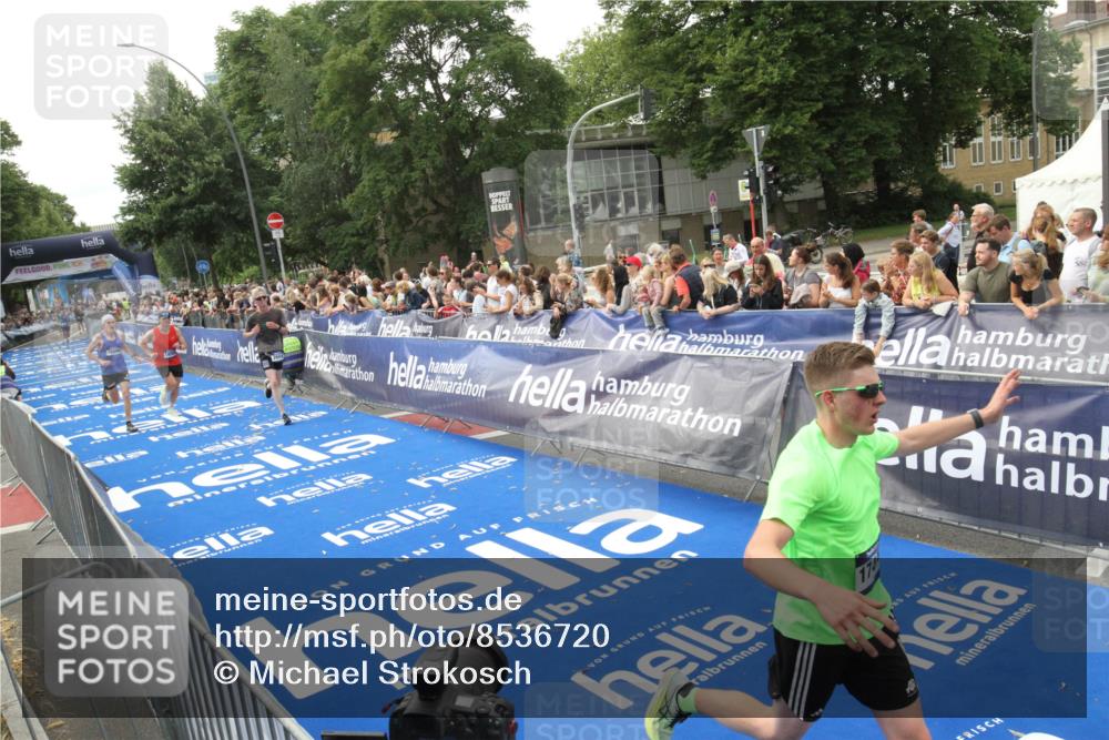29.06.2025 - hella hamburg halbmarathon Michael Strokosch http://msf.ph/oto/8536720 29.06.2025 10:28:52 Ziel  meine-sportfotos.de