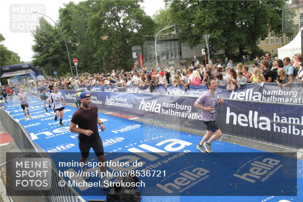29.06.2025 - hella hamburg halbmarathon Michael Strokosch http://msf.ph/oto/8536721 29.06.2025 10:46:57 Ziel  meine-sportfotos.de