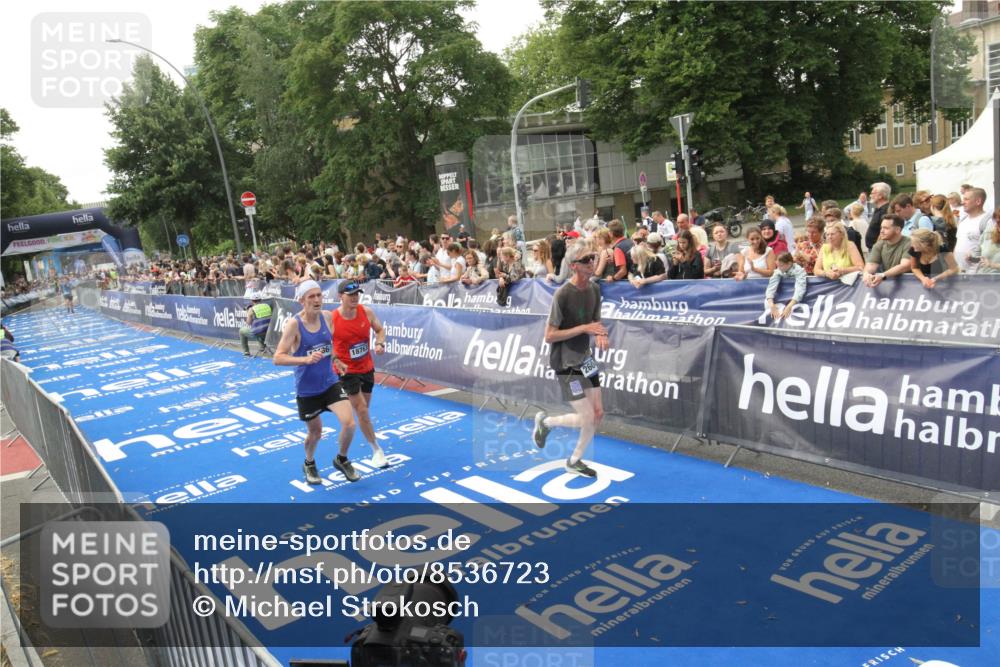 29.06.2025 - hella hamburg halbmarathon Michael Strokosch http://msf.ph/oto/8536723 29.06.2025 10:28:54 Ziel  meine-sportfotos.de