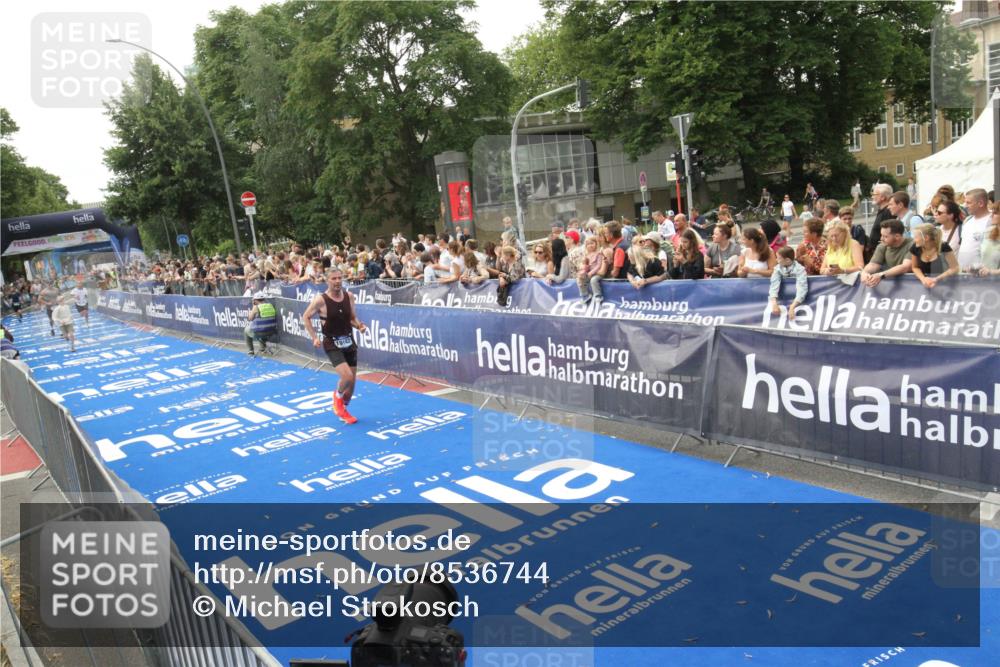 29.06.2025 - hella hamburg halbmarathon Michael Strokosch http://msf.ph/oto/8536744 29.06.2025 10:29:04 Ziel  meine-sportfotos.de