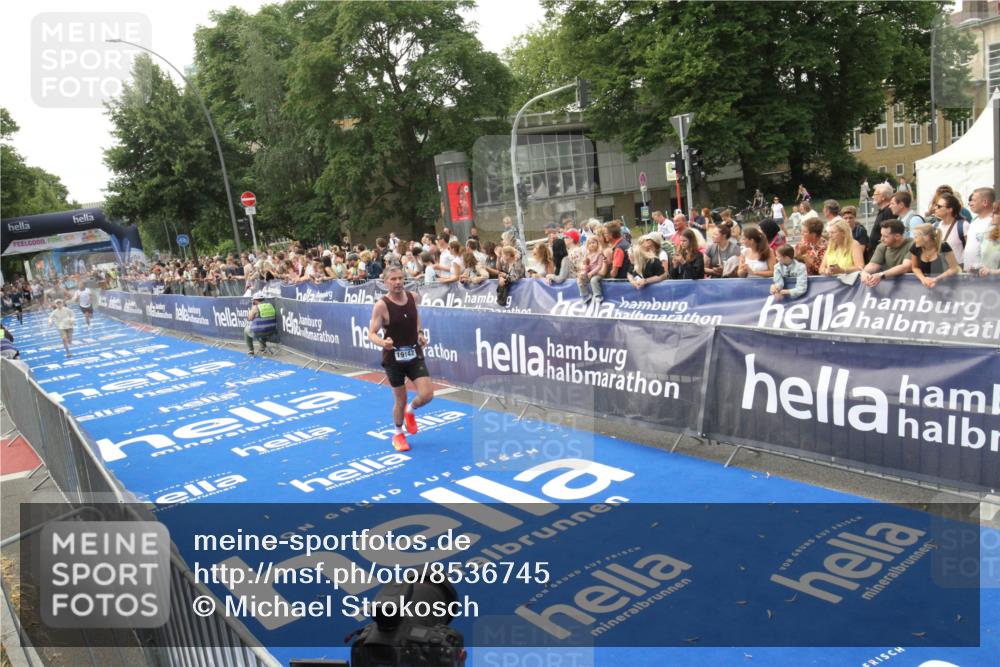 29.06.2025 - hella hamburg halbmarathon Michael Strokosch http://msf.ph/oto/8536745 29.06.2025 10:29:04 Ziel  meine-sportfotos.de