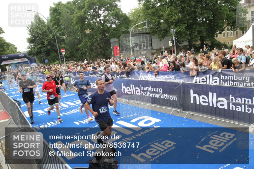 29.06.2025 - hella hamburg halbmarathon Michael Strokosch http://msf.ph/oto/8536747 29.06.2025 10:47:04 Ziel  meine-sportfotos.de