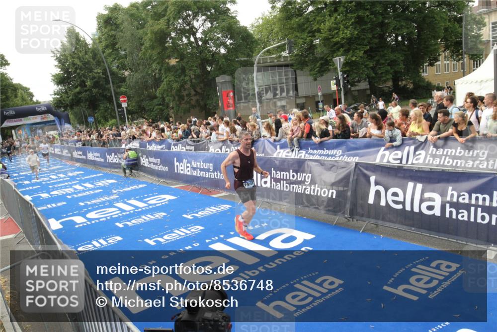 29.06.2025 - hella hamburg halbmarathon Michael Strokosch http://msf.ph/oto/8536748 29.06.2025 10:29:05 Ziel  meine-sportfotos.de