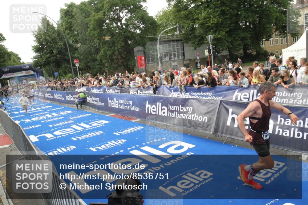 29.06.2025 - hella hamburg halbmarathon Michael Strokosch http://msf.ph/oto/8536751 29.06.2025 10:29:05 Ziel  meine-sportfotos.de
