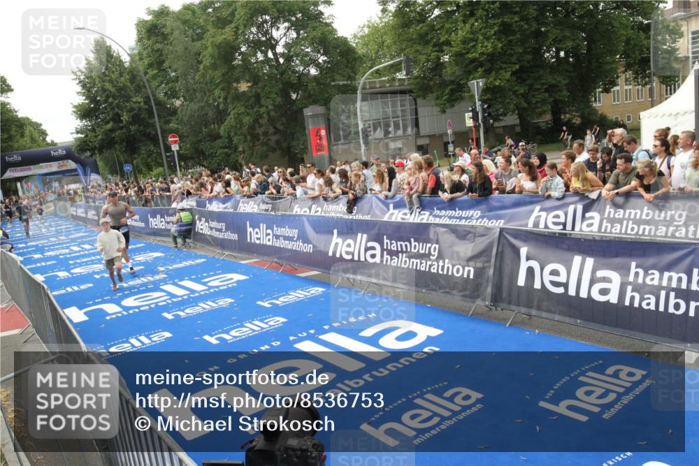 29.06.2025 - hella hamburg halbmarathon Michael Strokosch http://msf.ph/oto/8536753 29.06.2025 10:29:07 Ziel  meine-sportfotos.de