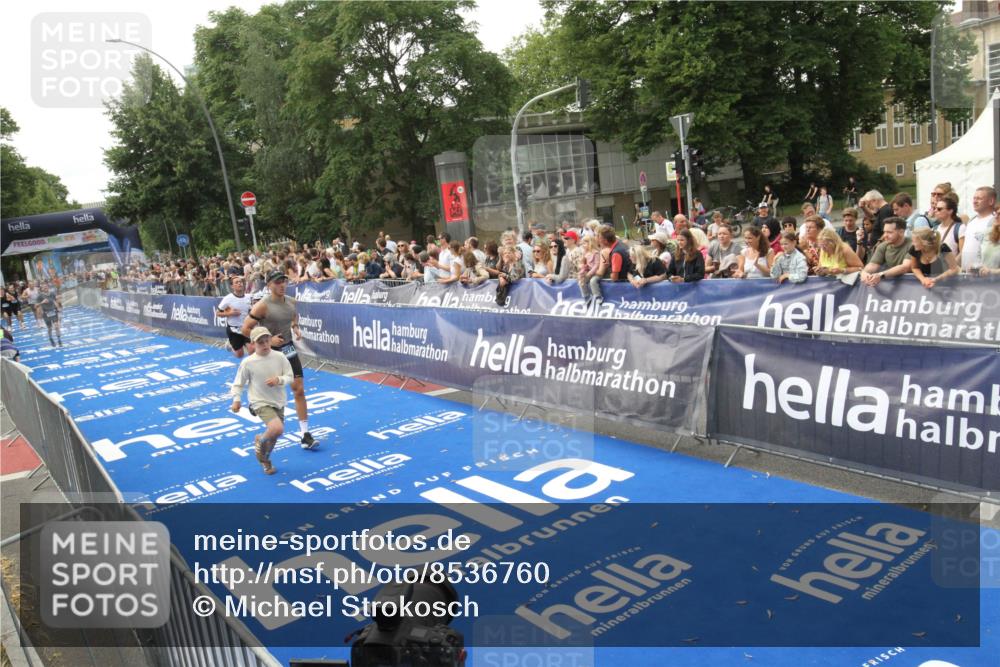 29.06.2025 - hella hamburg halbmarathon Michael Strokosch http://msf.ph/oto/8536760 29.06.2025 10:29:08 Ziel  meine-sportfotos.de