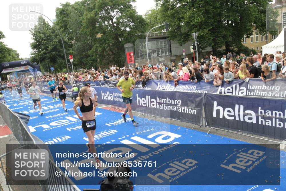 29.06.2025 - hella hamburg halbmarathon Michael Strokosch http://msf.ph/oto/8536761 29.06.2025 10:47:07 Ziel  meine-sportfotos.de