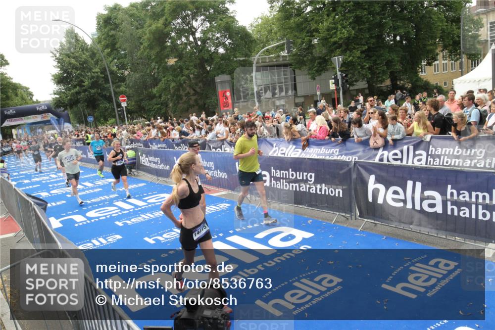 29.06.2025 - hella hamburg halbmarathon Michael Strokosch http://msf.ph/oto/8536763 29.06.2025 10:47:07 Ziel  meine-sportfotos.de