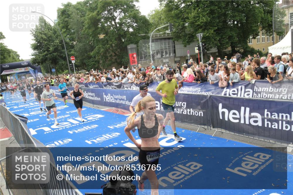 29.06.2025 - hella hamburg halbmarathon Michael Strokosch http://msf.ph/oto/8536765 29.06.2025 10:47:08 Ziel  meine-sportfotos.de