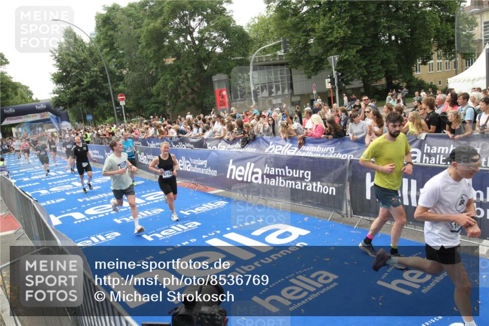 29.06.2025 - hella hamburg halbmarathon Michael Strokosch http://msf.ph/oto/8536769 29.06.2025 10:47:08 Ziel  meine-sportfotos.de