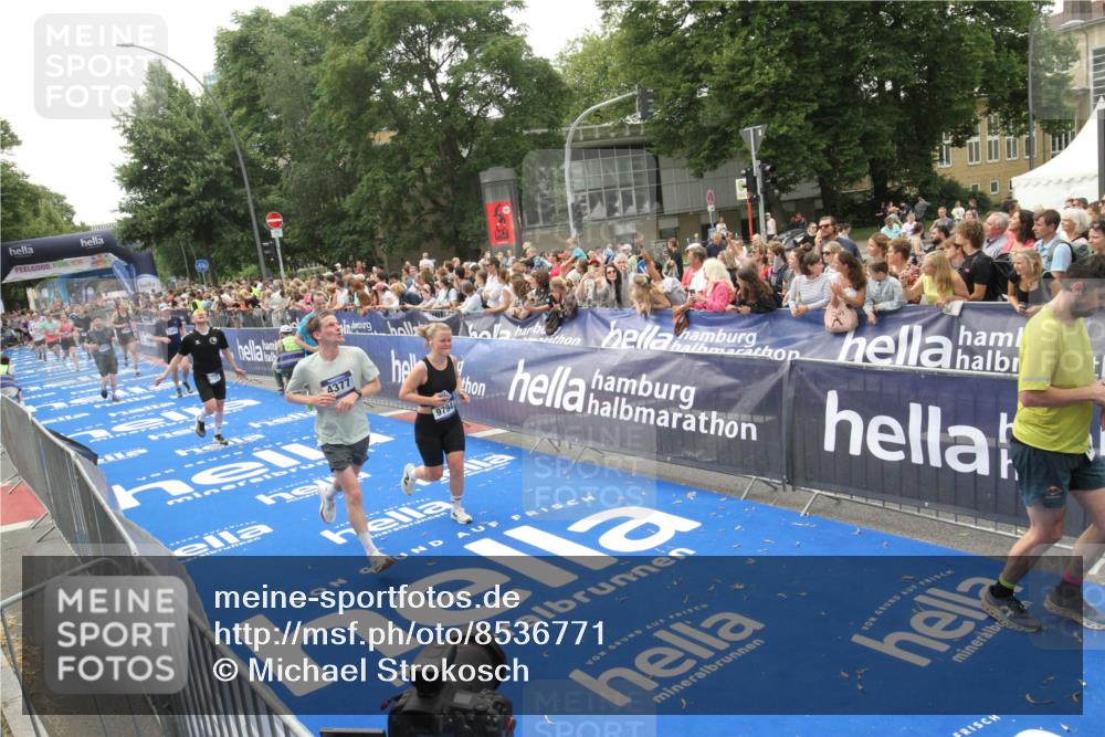 29.06.2025 - hella hamburg halbmarathon Michael Strokosch http://msf.ph/oto/8536771 29.06.2025 10:47:09 Ziel  meine-sportfotos.de