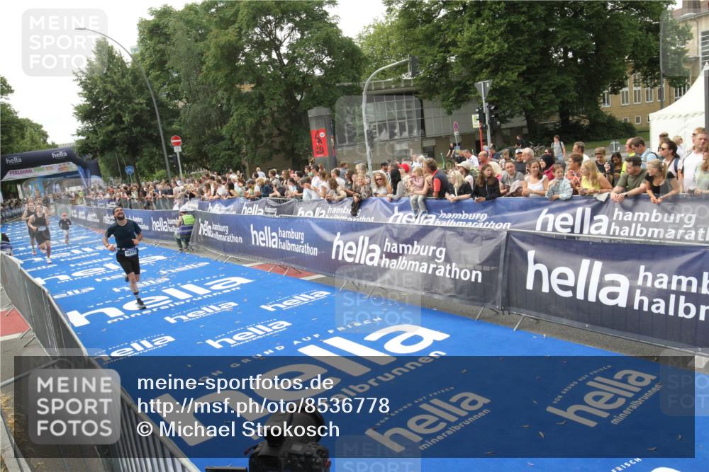 29.06.2025 - hella hamburg halbmarathon Michael Strokosch http://msf.ph/oto/8536778 29.06.2025 10:29:11 Ziel  meine-sportfotos.de