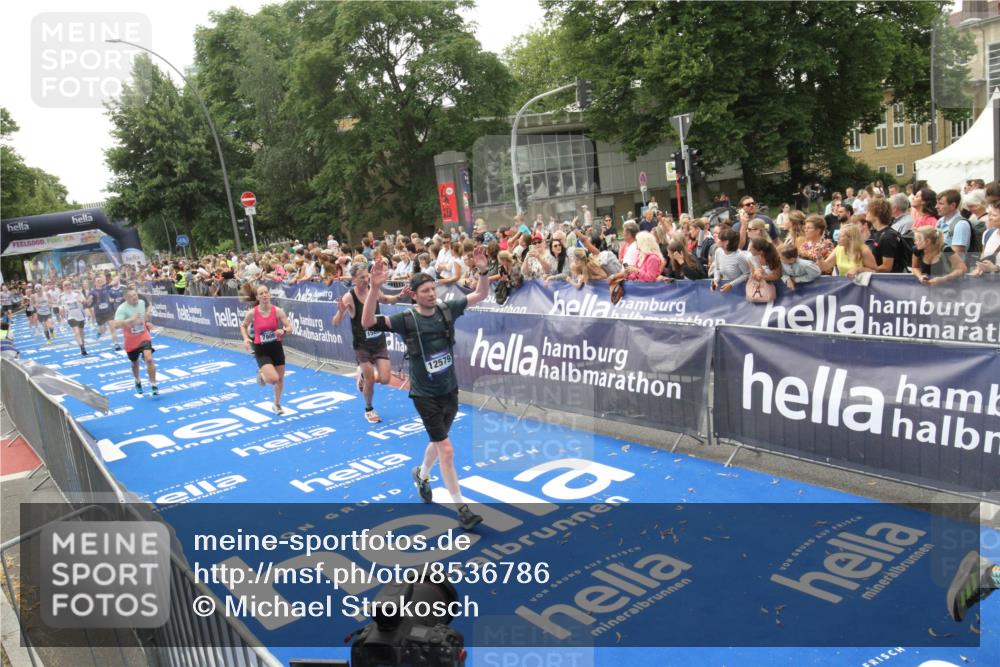 29.06.2025 - hella hamburg halbmarathon Michael Strokosch http://msf.ph/oto/8536786 29.06.2025 10:47:13 Ziel  meine-sportfotos.de