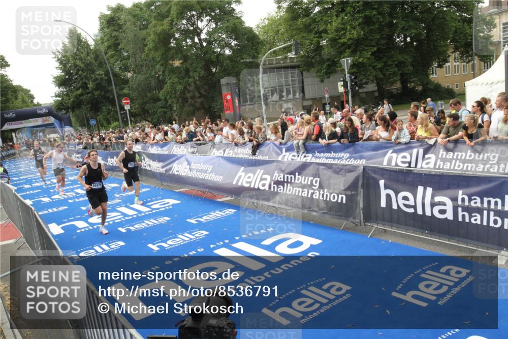 29.06.2025 - hella hamburg halbmarathon Michael Strokosch http://msf.ph/oto/8536791 29.06.2025 10:29:13 Ziel  meine-sportfotos.de