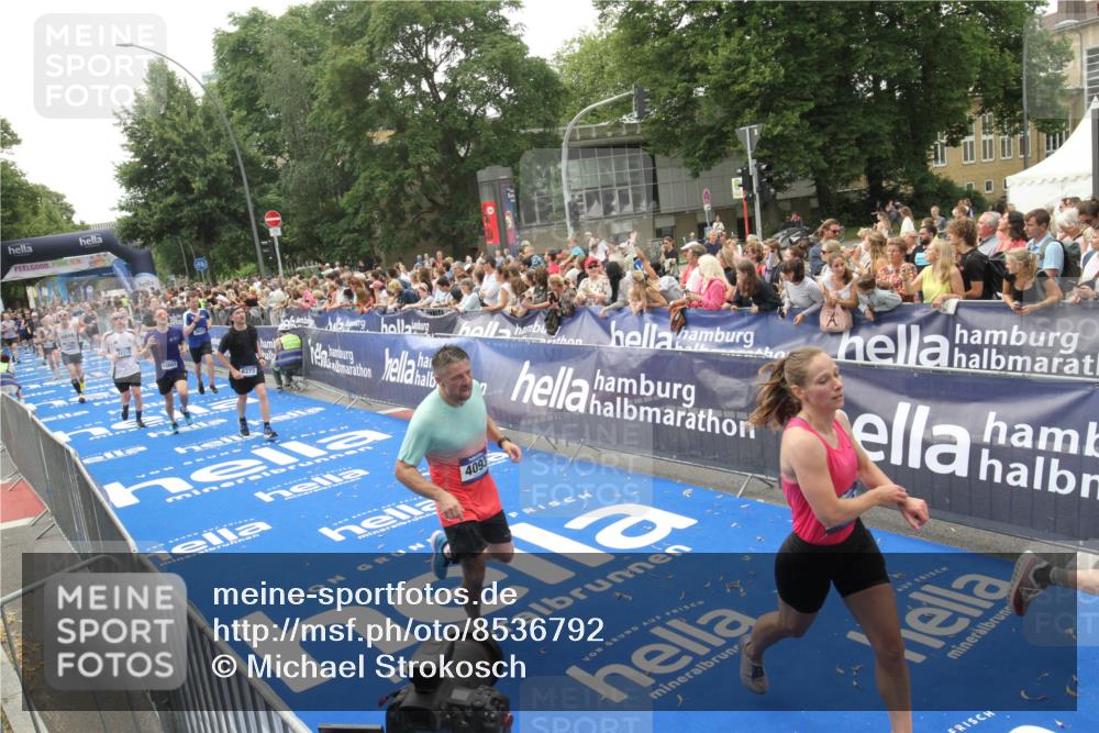29.06.2025 - hella hamburg halbmarathon Michael Strokosch http://msf.ph/oto/8536792 29.06.2025 10:47:15 Ziel  meine-sportfotos.de