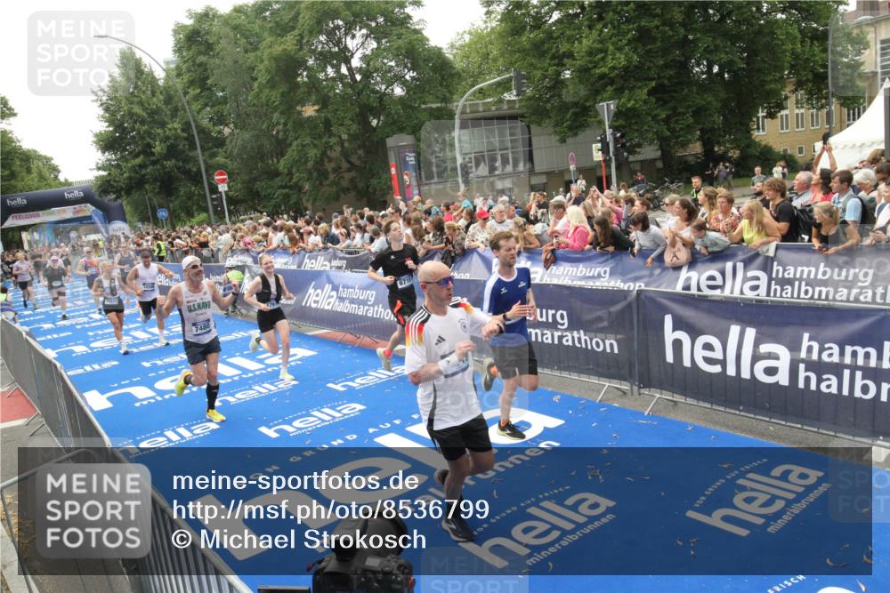 29.06.2025 - hella hamburg halbmarathon Michael Strokosch http://msf.ph/oto/8536799 29.06.2025 10:47:18 Ziel  meine-sportfotos.de