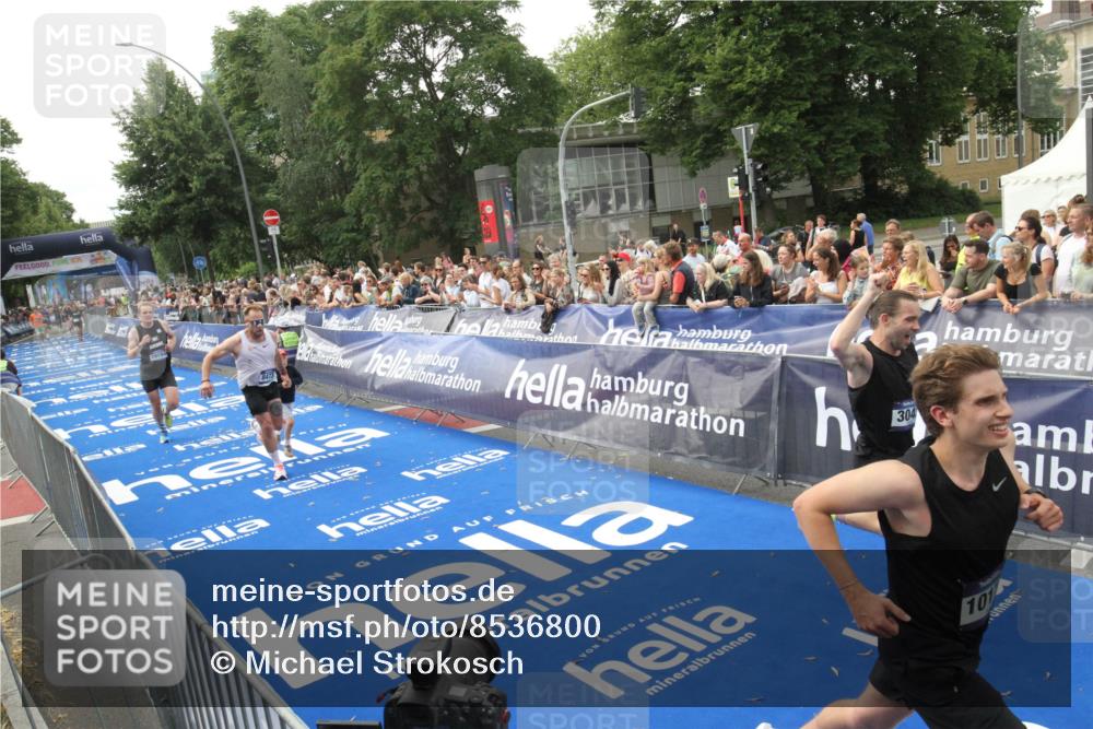 29.06.2025 - hella hamburg halbmarathon Michael Strokosch http://msf.ph/oto/8536800 29.06.2025 10:29:15 Ziel  meine-sportfotos.de