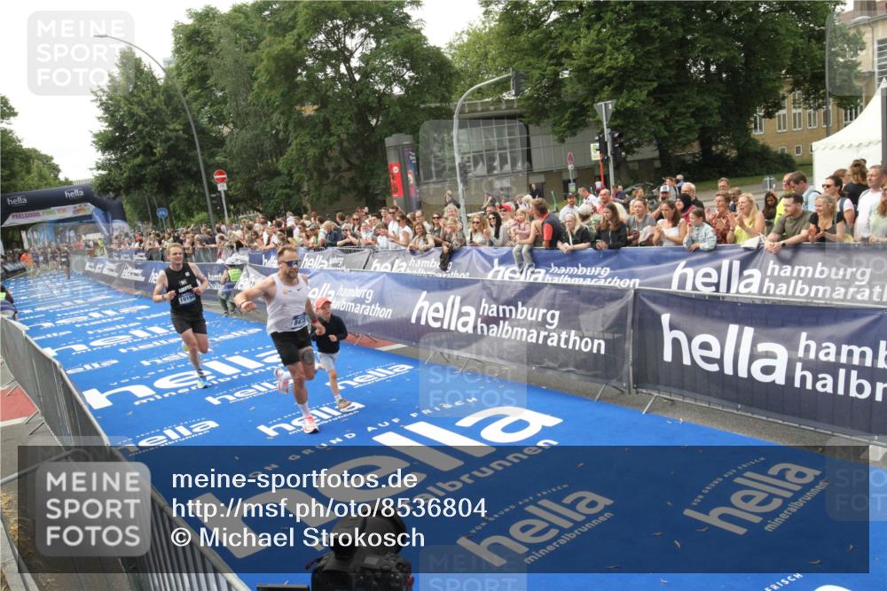 29.06.2025 - hella hamburg halbmarathon Michael Strokosch http://msf.ph/oto/8536804 29.06.2025 10:29:15 Ziel  meine-sportfotos.de