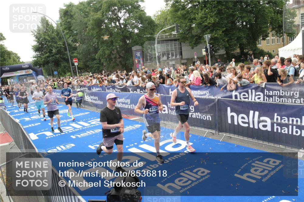 29.06.2025 - hella hamburg halbmarathon Michael Strokosch http://msf.ph/oto/8536818 29.06.2025 10:47:22 Ziel  meine-sportfotos.de