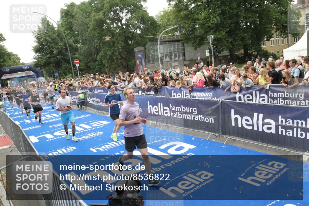 29.06.2025 - hella hamburg halbmarathon Michael Strokosch http://msf.ph/oto/8536822 29.06.2025 10:47:24 Ziel  meine-sportfotos.de